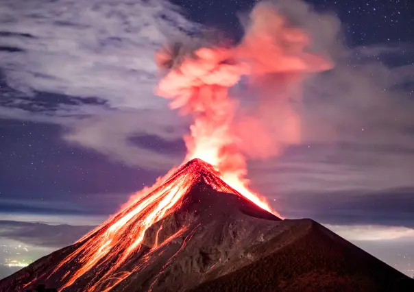 Volcán de fuego en Guatemala entra en erupción