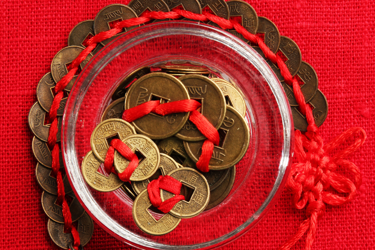 La pulsera roja, amuleto del Feng Shui, protege contra la envidia. Úsala en la muñeca izquierda y cámbiala si se rompe. Foto: Canva