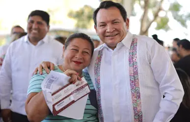 El Gobernador Joaquín Díaz Mena entrega tarjetas de la beca Rita Cetina en Santa Rosa