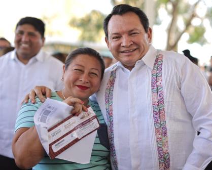 El Gobernador Joaquín Díaz Mena entrega tarjetas de la beca Rita Cetina en Santa Rosa