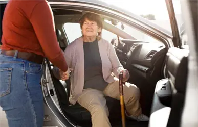 En el pago de placas vehiculares, adultos mayores pueden obtener 50% de descuento