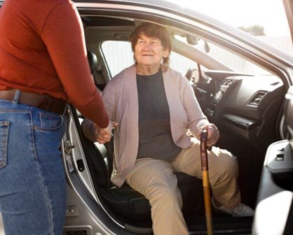 En el pago de placas vehiculares, adultos mayores pueden obtener 50% de descuento