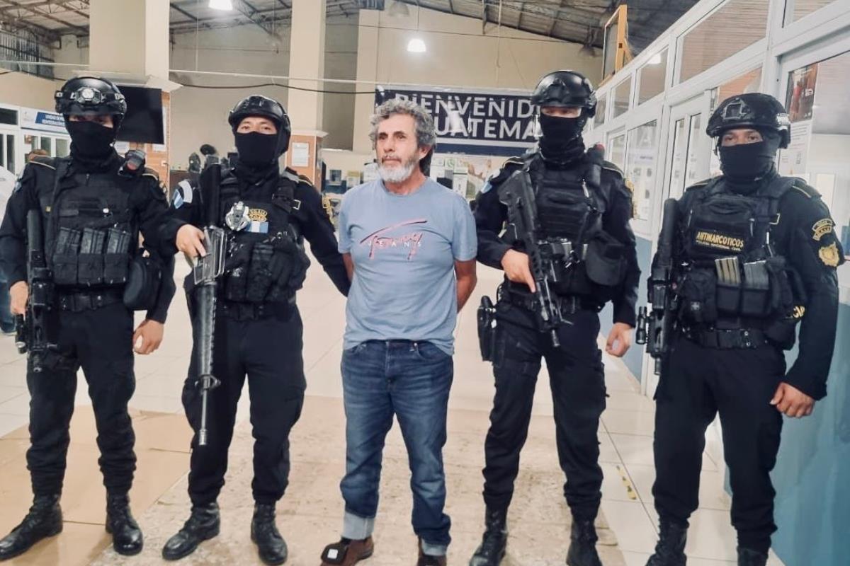 Aler Baldomero Samayoa Recinos, alias Chicharra, resguardado por elementos policiacos Foto: X(Twitter) @FJimenezmingob