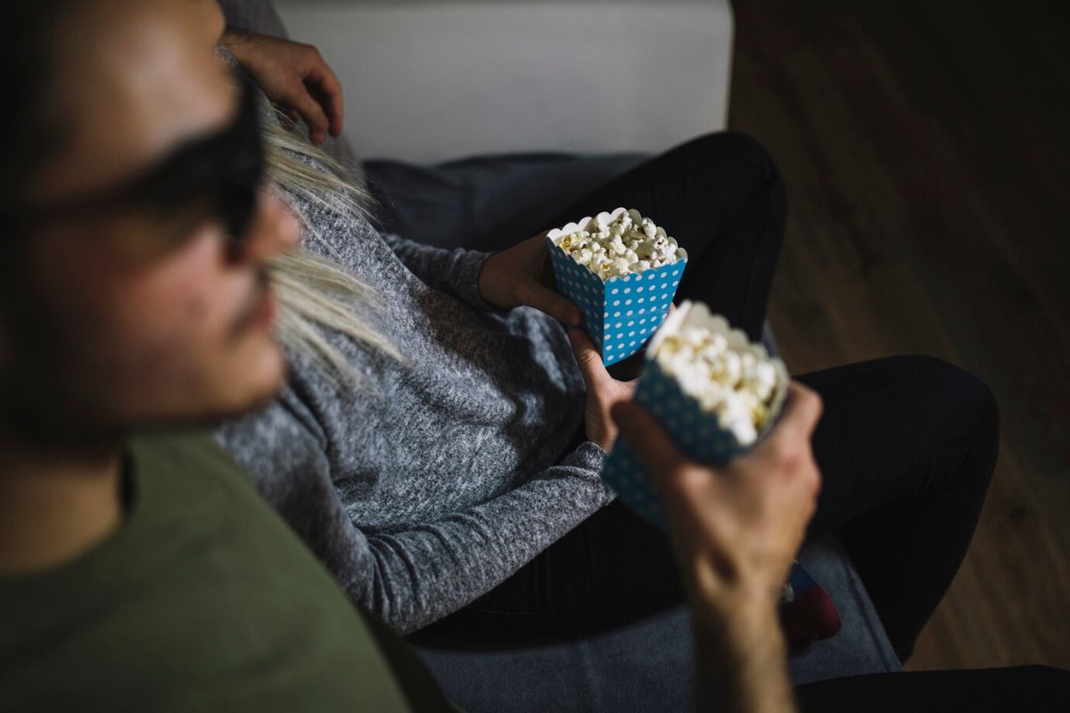 Personas con discapacidad visual viendo una película en el cine.   Foto: Freepik