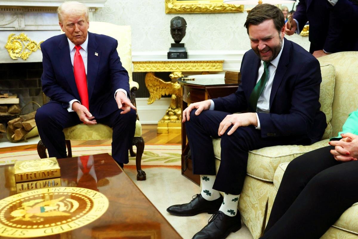 Donald Trump señalando los calcetines de JD Vance Foto: X(Twitter) @StckhlmSentinel