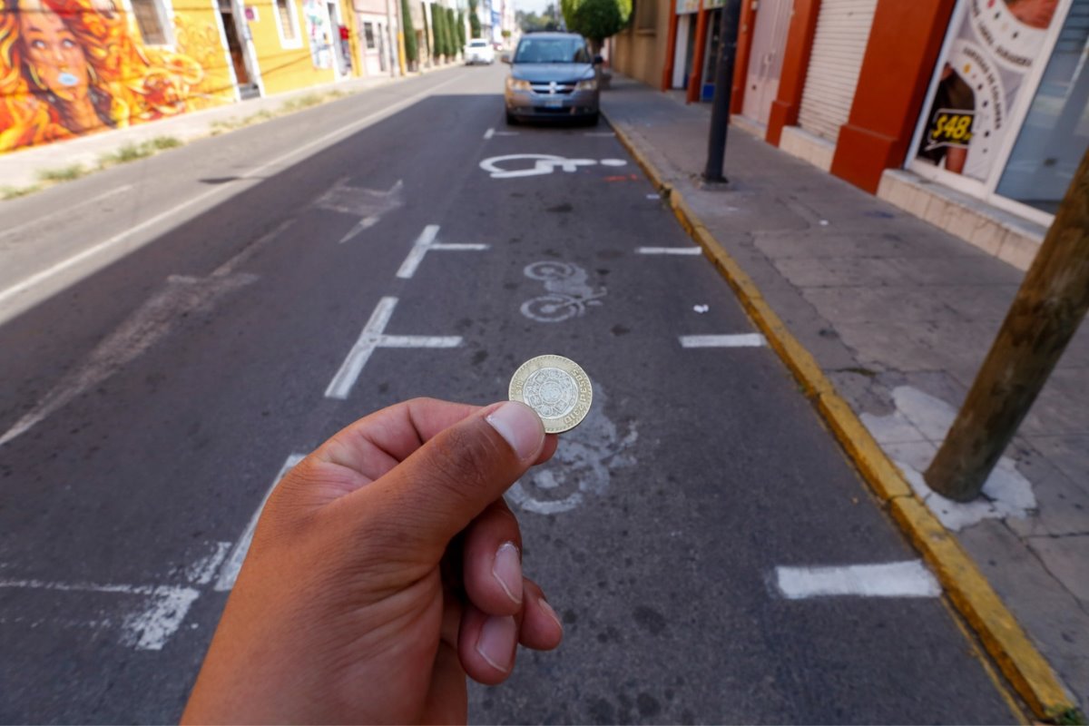 De aprobarse en el Congreso de Puebla la propuesta del Cabildo de la capital, a partir de la cuarta hora de estacionamiento en el parquímetro costará 10 pesos. Foto:  Jafet Moz