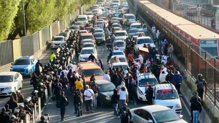 Integrantes de La Unión 300 protestan por la detención de El Conejo