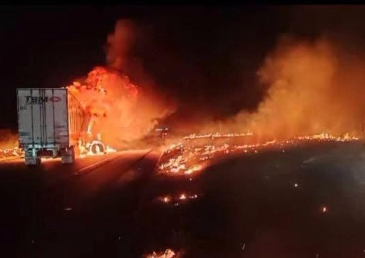 Incendio fuerte que se propagó en la carretera a Laredo en Sabinas Hidalgo. Foto: Raymundo Elizalde.