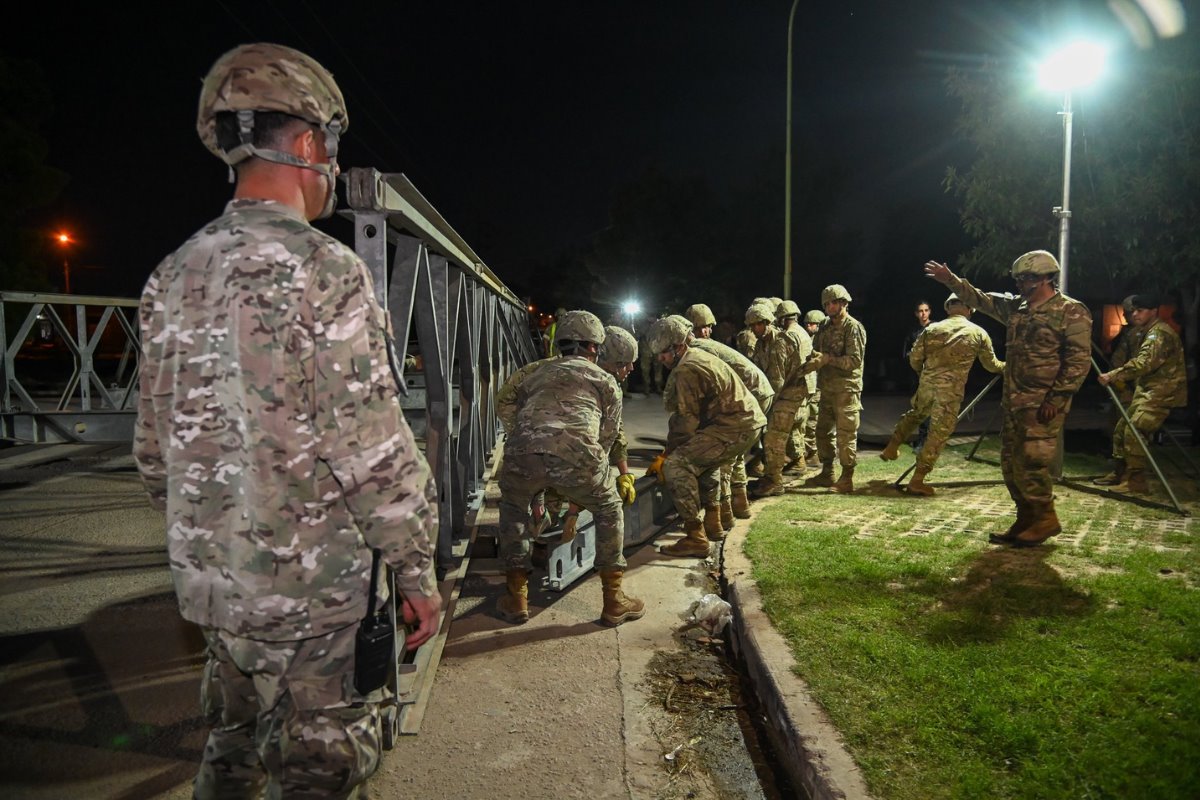 Puente táctico Mabey Compact en Bahía Blanca. Créditos: X (@MinDefensa_Ar).