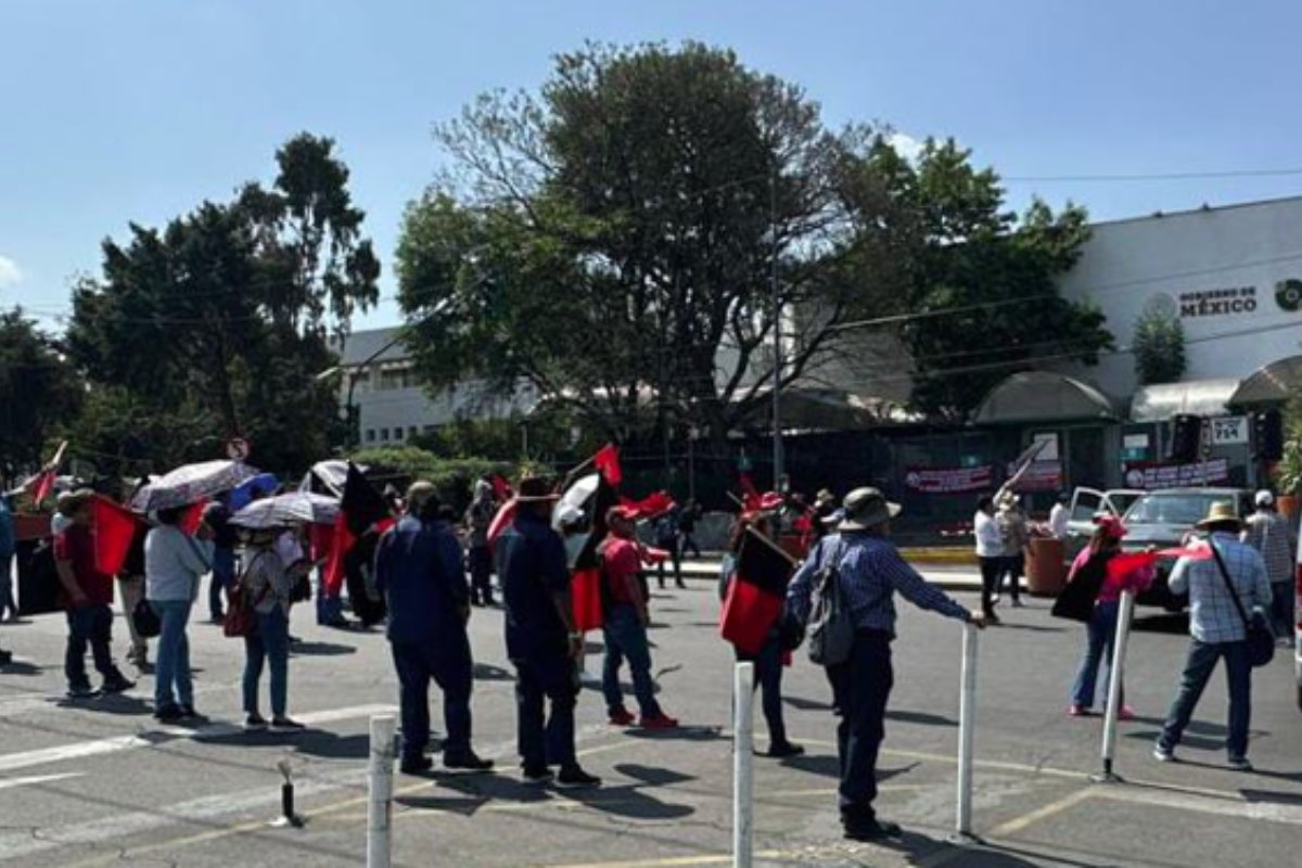 Manifestantes bloqueando la Carretera Picacho Ajusco en CDMX.    Foto: X (@OVIALCDMX)