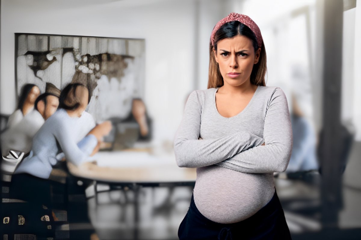 Mujer siendo discriminada por estar embarazada.     Foto: Freepik | Canva