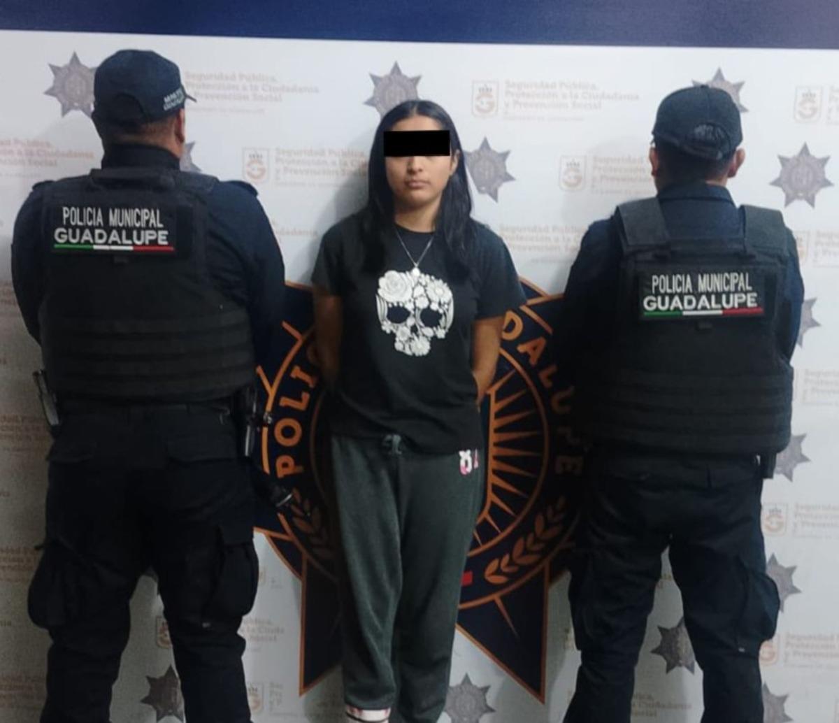 Jovencita identificada como Osiris tras ser detenida por la Policía de Guadalupe. Foto: Policía de Guadalupe.