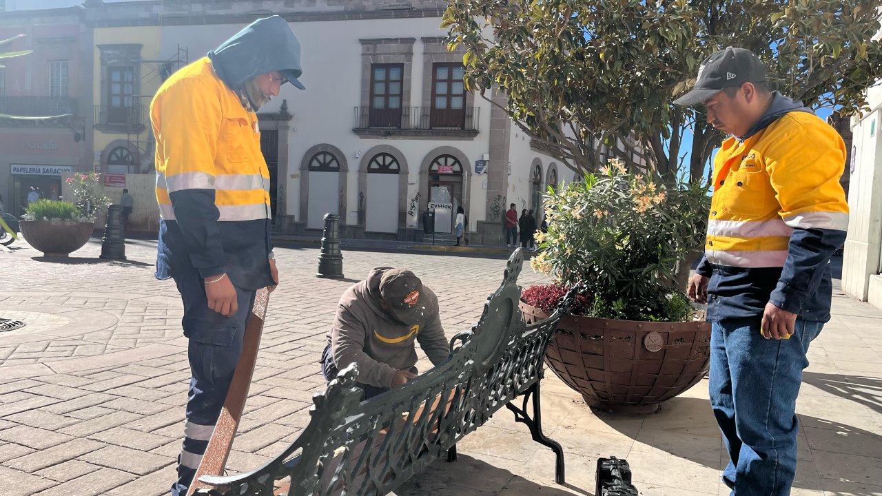 Personal de Servicios Públicos repara la Plaza de Armas de Durango. Foto: Jesús Carrillo.