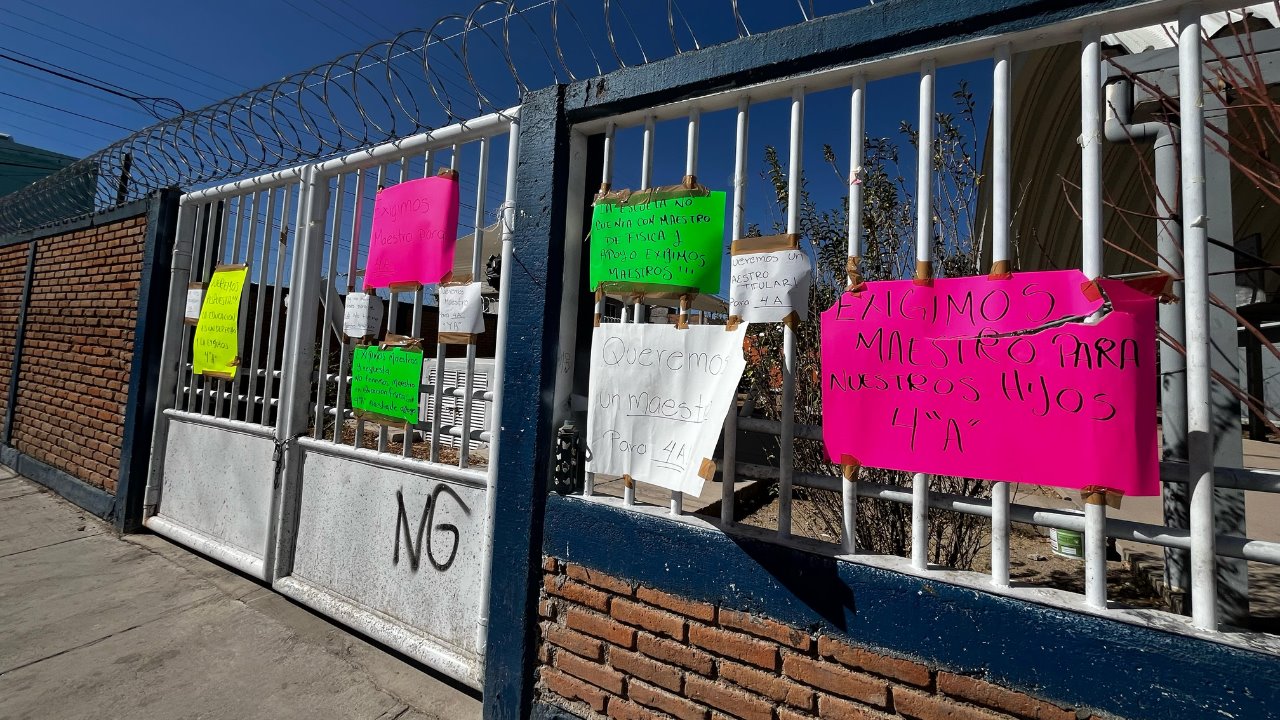 Otra primaria fue cerrada; padres de familia piden un maestro para un grupo de cuarto grado. Foto: Alejandro Ávila.