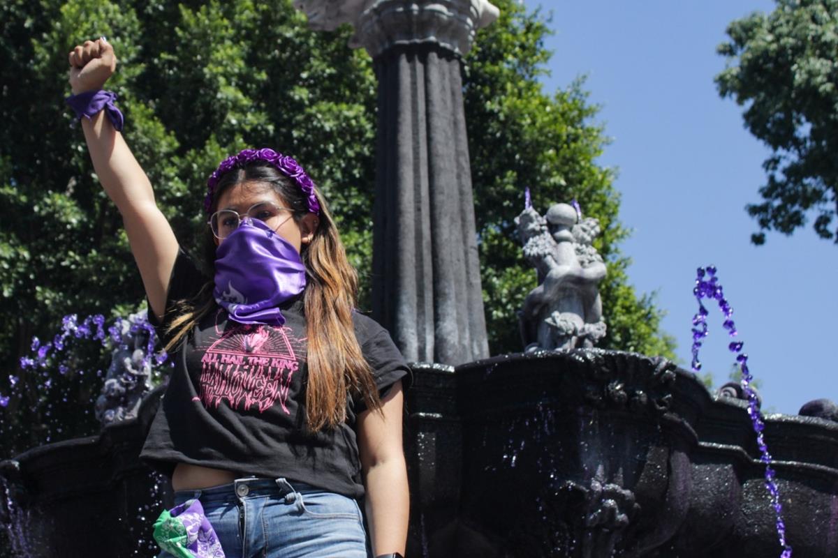 Mujer protestando en la marcha del 8M en el estado de Puebla Foto: Jafet Moz