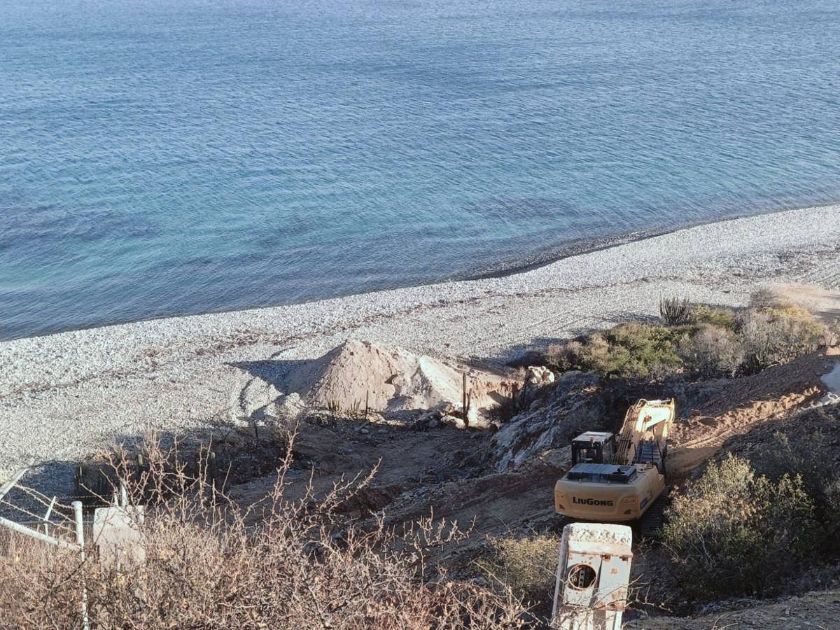 Realizan inspección en Los Barriles tras la denuncia del cierre del camino costero. Foto: Belén Meza Sandez