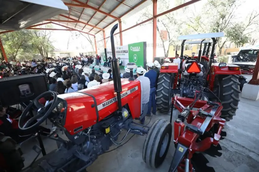 Entrega de tractores durante el arranque del programa Entrega de Semilla en Coahuila / Foto: Gobierno de Coahuila