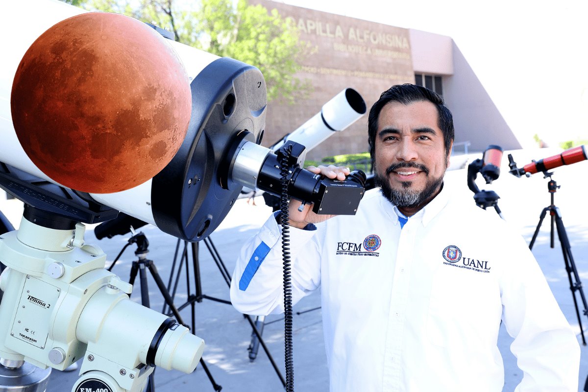 La Luna adquiere un tono rojizo debido a que la luz del Sol se filtra por la atmósfera terrestre antes de llegar a la superficie lunar. Foto: UANL.