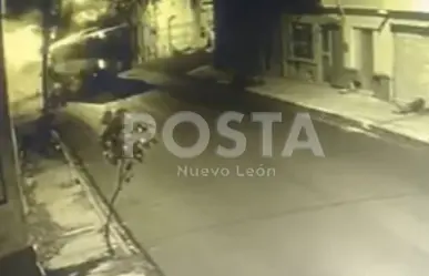 VIDEO | Impactante choque y volcadura en Monterrey, pasajeros se salvan