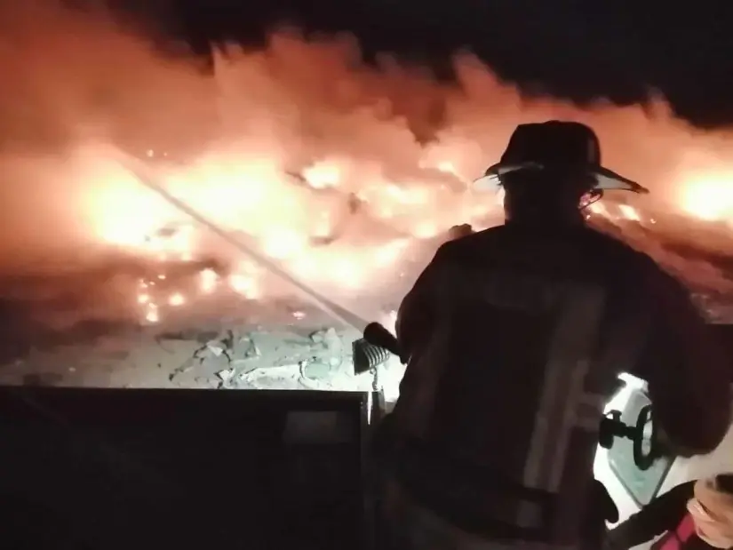 Elementos de bomberos sofocando incendio en relleno sanitario. Foto: cortesía.