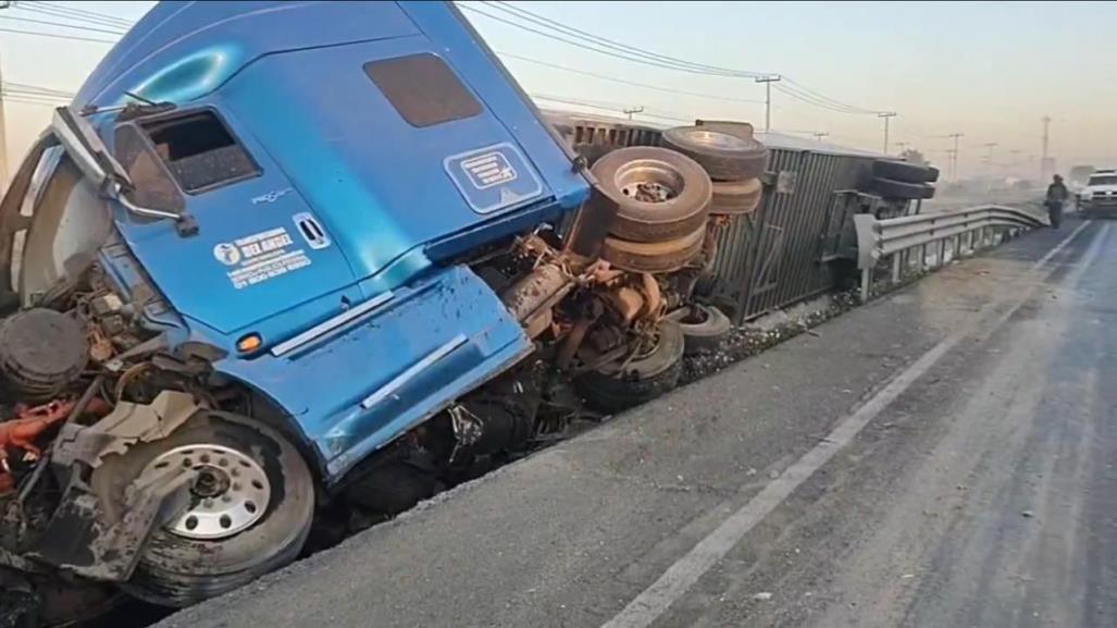 Vuelca tráiler en el CEM y provoca afectaciones en la circulación