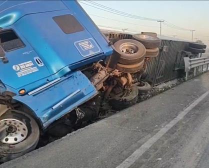 Vuelca tráiler en el CEM y provoca afectaciones en la circulación