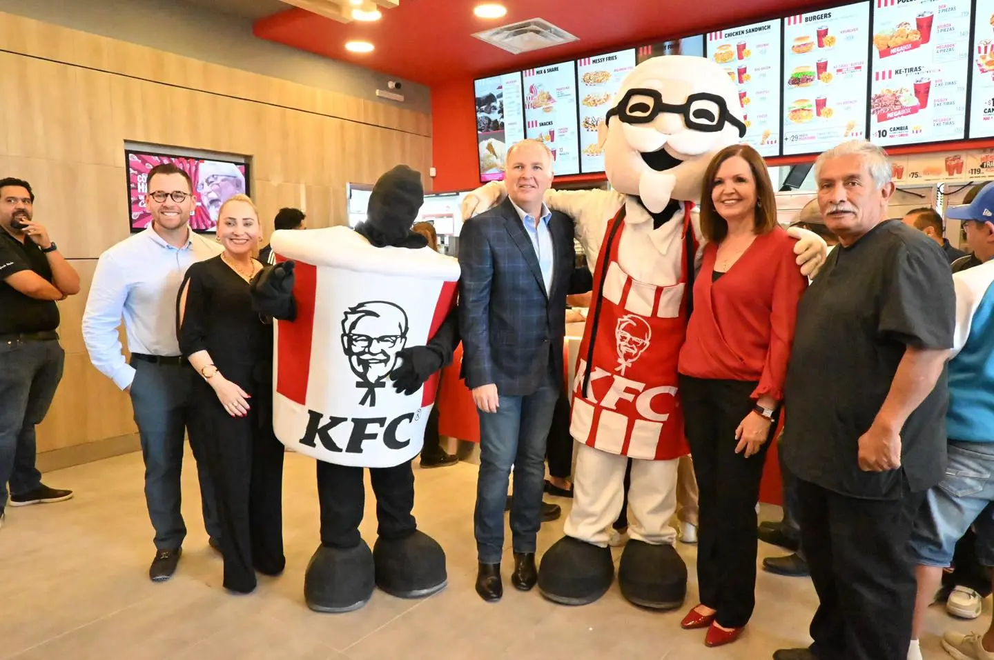 Sari Pérez en la inauguración del KFC de Frontera. Foto de Sari Pérez.