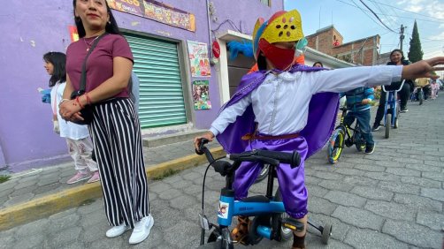 El Espía un soldado que recorre las calles antes de Semana Santa