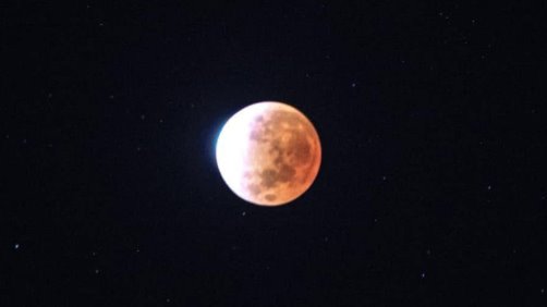 Eclipse lunar, ¿a qué hora y cómo verlo?