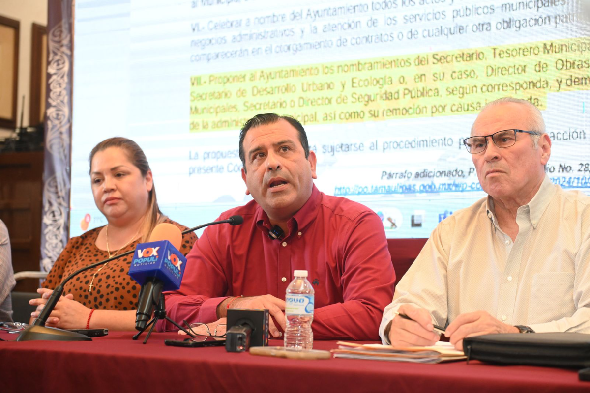 Hugo Reséndez, secretario del Ayuntamiento de Victoria, ofreció una rueda de prensa para aclarar el caso de presunto despido injustificado. Foto: Daniel Espinoza