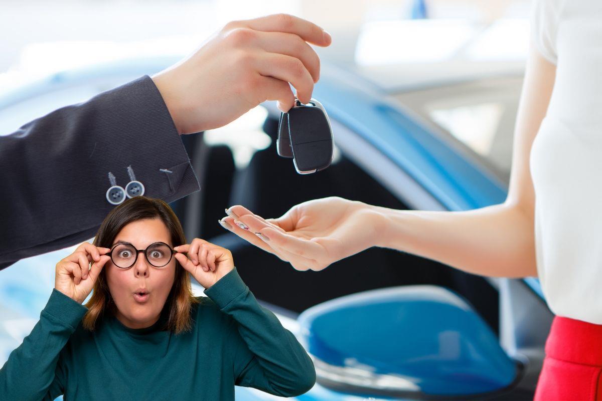 Persona recibiendo llaves de un auto y al frente una mujer sorprendida.    Foto: Canva