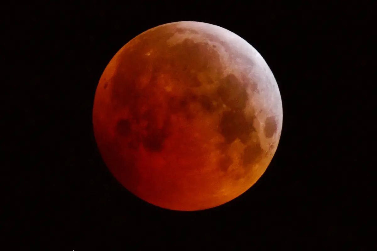 El Eclipse Total Lunar podrá tener un 100% de visibilidad en México desde la noche del 13 de marzo. Foto: Canva