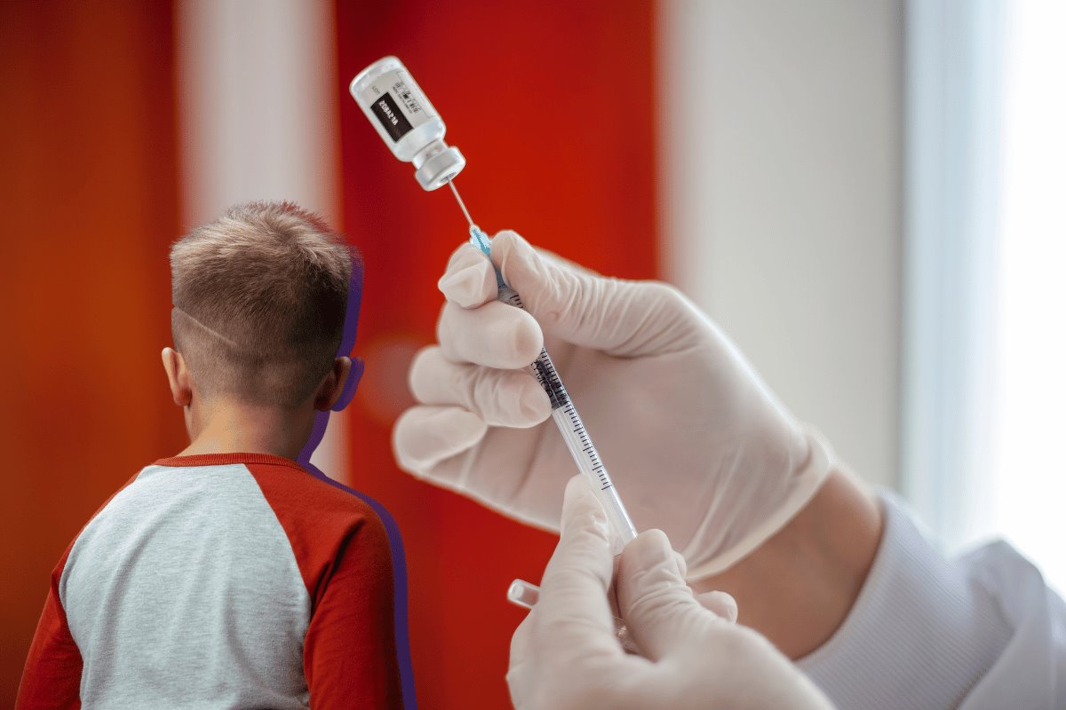 La aplicación de la vacuna DPT se realiza mediante una inyección intramuscular en el brazo izquierdo. Foto: Canva.