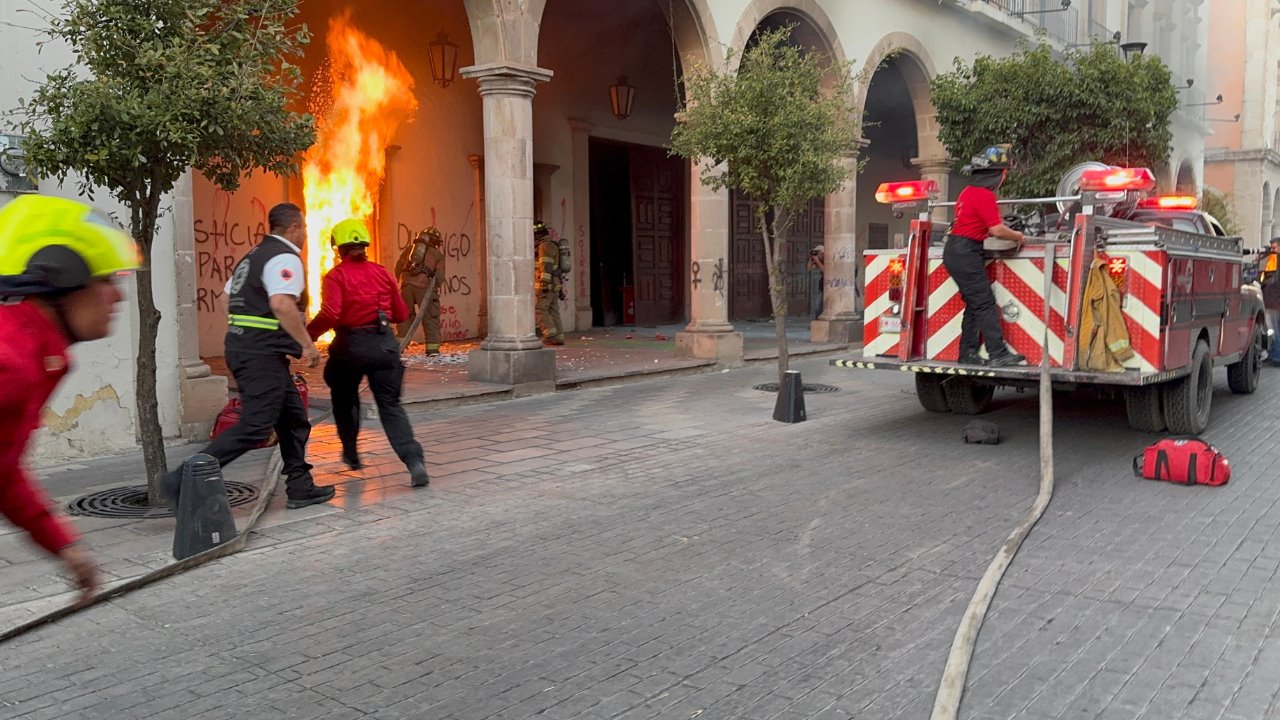 El edificio del Congreso del Estado sufrió múltiples daños por el incendio provocado en el 8M. Foto: Brenda García