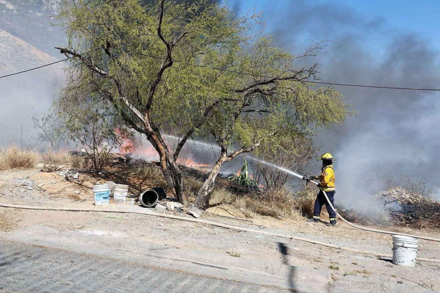 Bomberos dando la capacitación a los elementos de Protección Civil de San Pedro. Foto: Municipio de San Pedro Garza García.