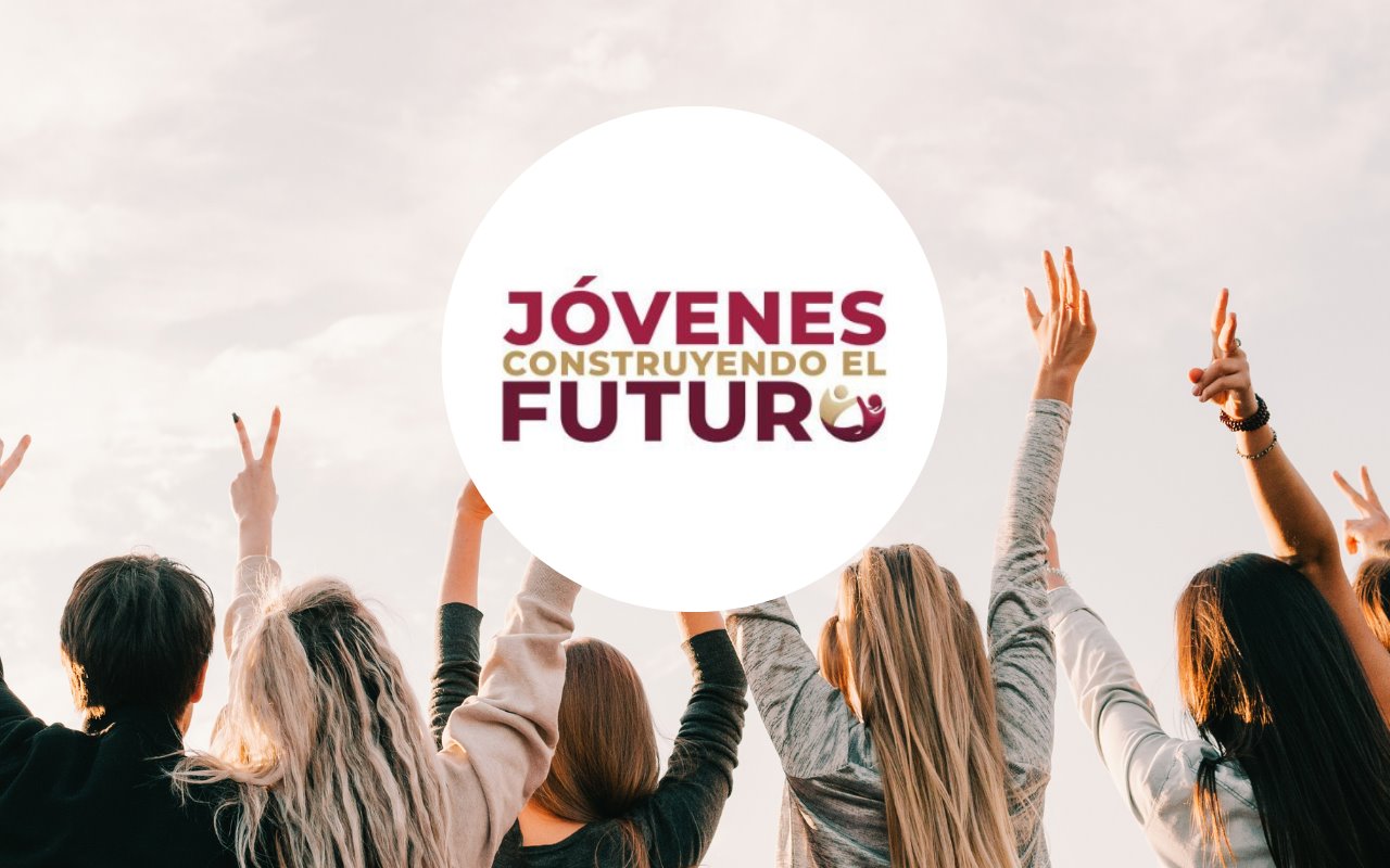 Logo de Jóvenes Construyendo el Futuro y personas levantando la mano. Foto: Gobierno de México / Canva