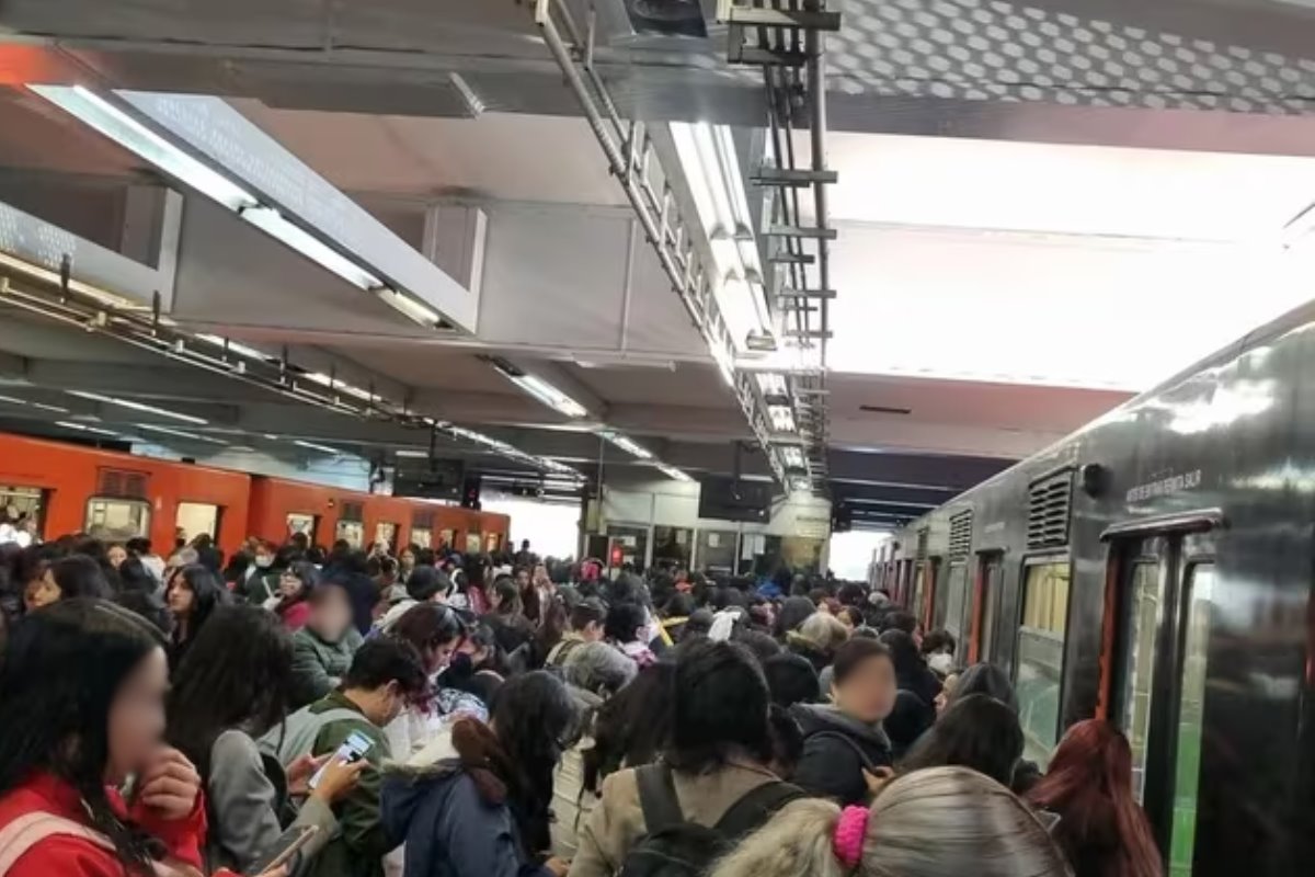 Máxima afluencia de personas esperando entrar al Metro de CDMX.    Foto: X (@PostaMexico)