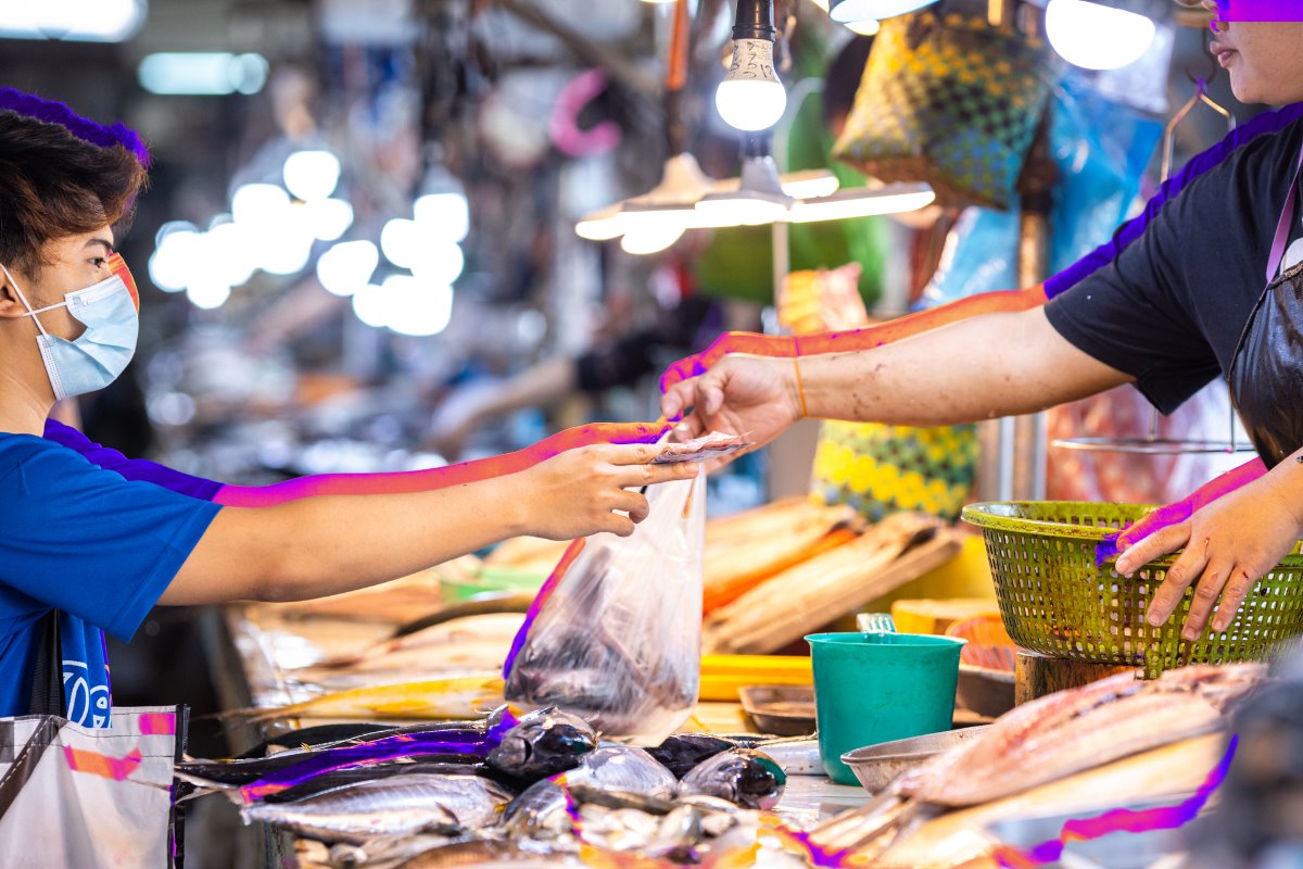 Se toman muestras de los alimentos para enviarlas a laboratorios y verificar su calidad antes de que sean comercializados./Foto: Canva