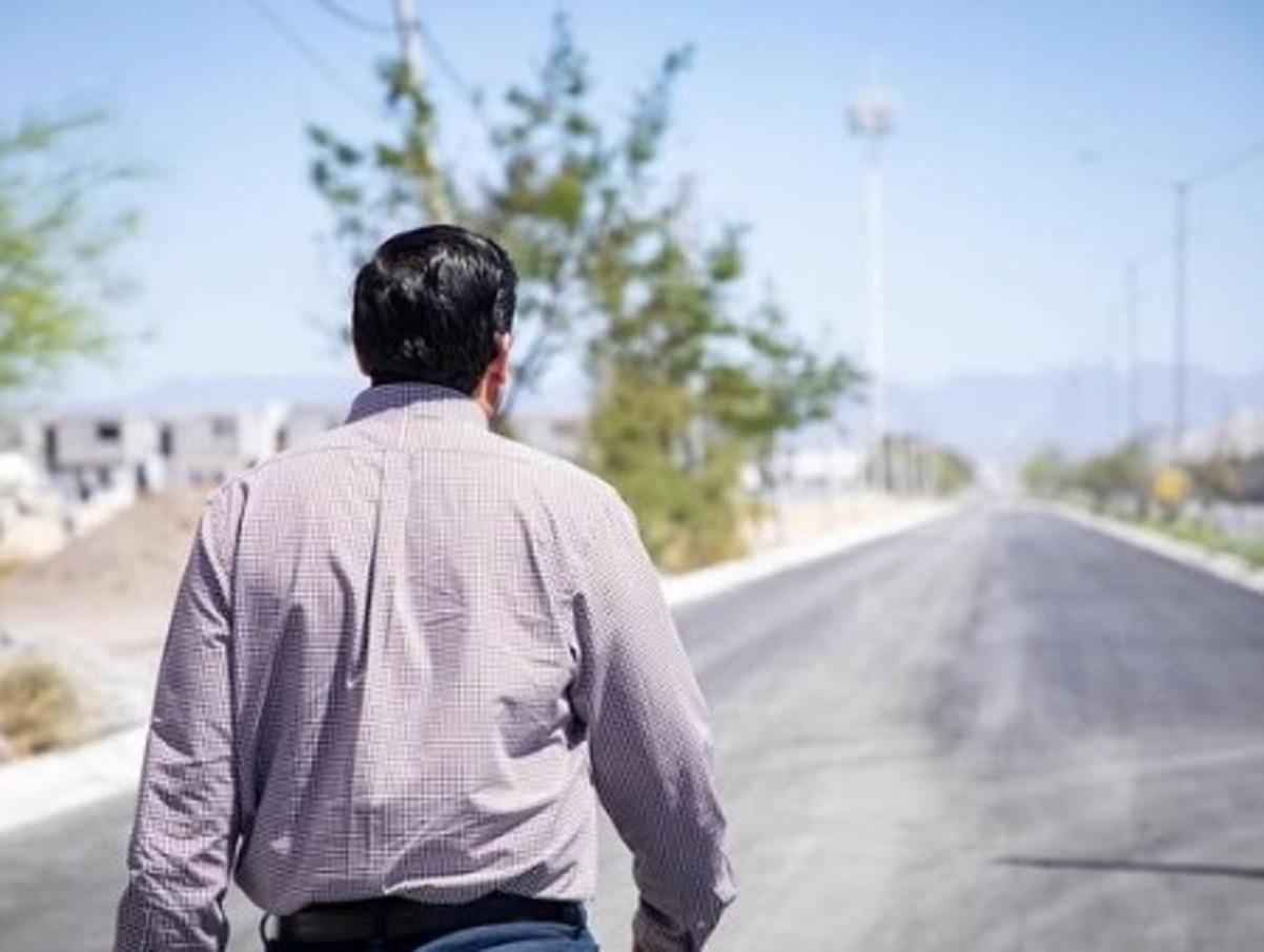 Raúl Cantú, en la inspección de la pavimentación de la avenida Marte en Salinas Victoria. Foto: Instagram Raúl Cantú de la Garza.