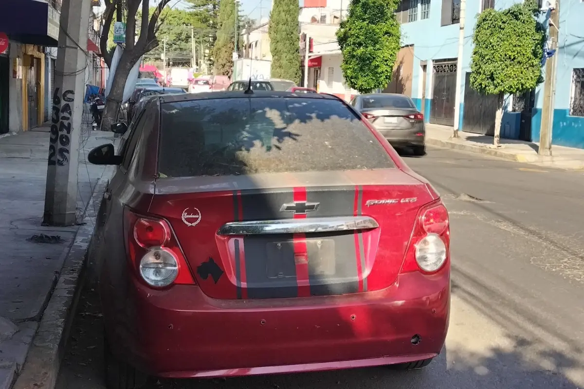 Auto sin placa vehicular en CDMX.    Foto: X (@FloresIzmir)