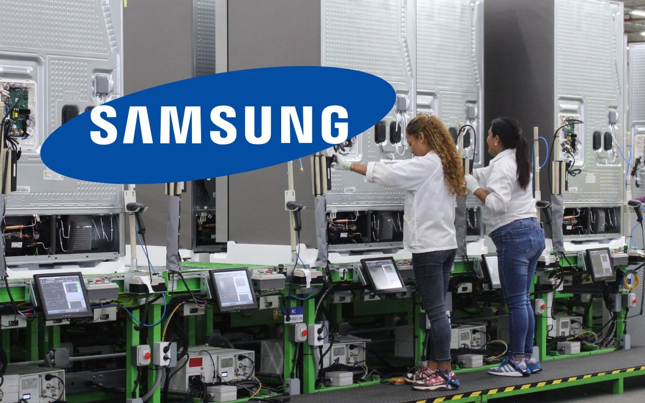 Logo de Samsung y trabajadoras en plana en México. Foto: Samsung Newsroom México