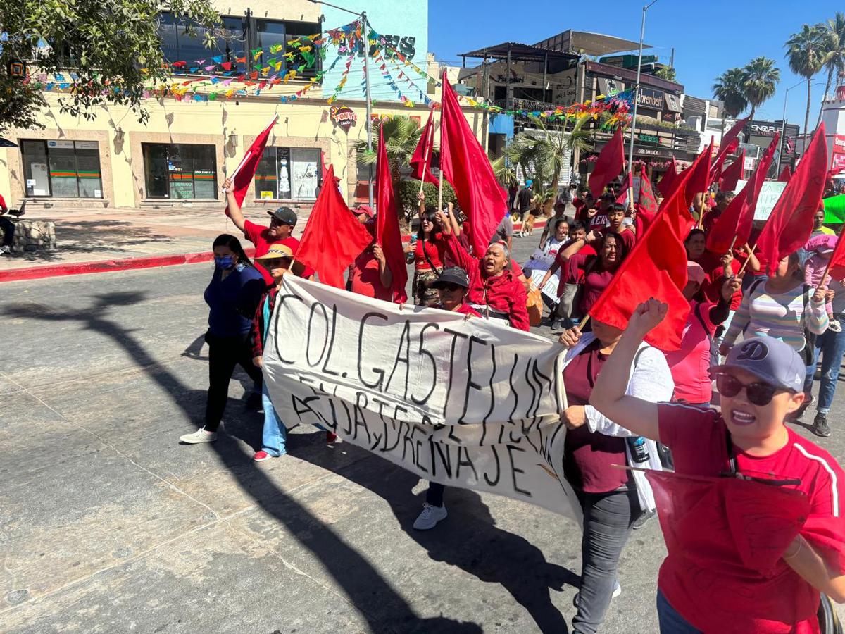 Movimiento Antorchista manifestándose en calles de Los Cabos. Foto: Irving Thomas/POSTA BCS.