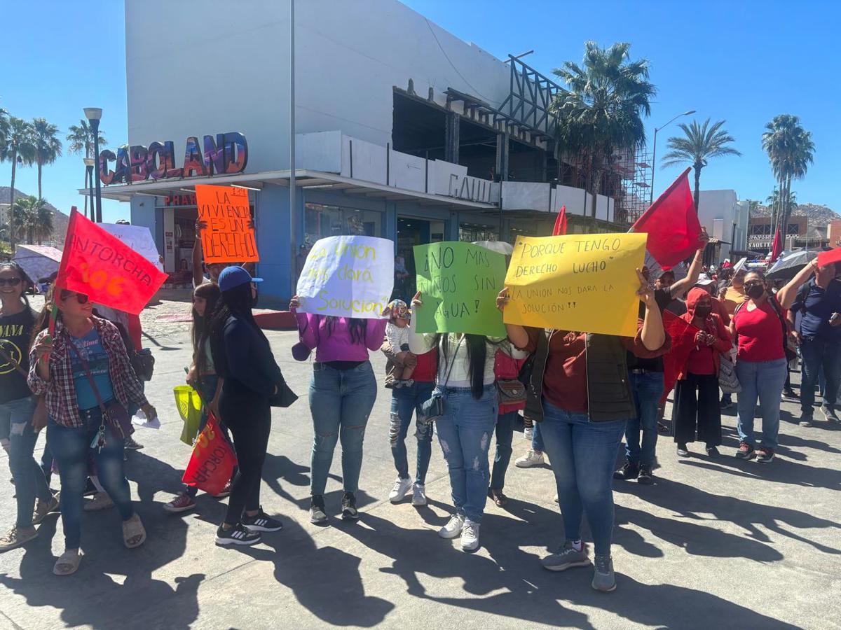 Movimiento Antorchista manifestándose en calles de Los Cabos. Foto: Irving Thomas/POSTA BCS.