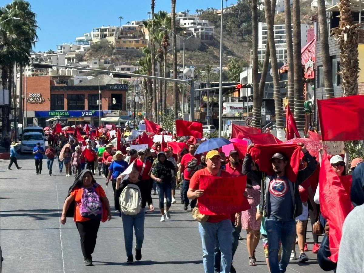 Movimiento Antorchista manifestándose en calles de Los Cabos. Foto: Irving Thomas/POSTA BCS.