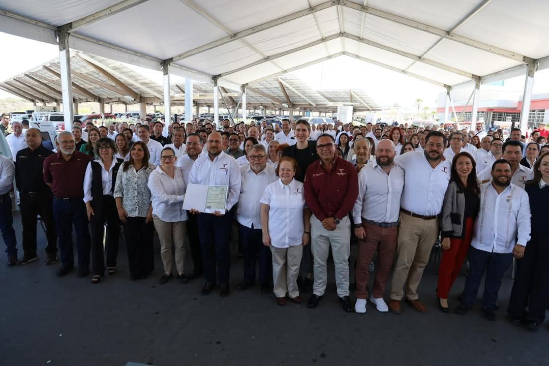 Invitados a la entrega de los cajeros automáticos. Foto: Gobierno del Estado