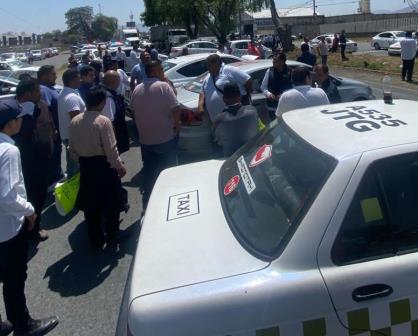 Taxistas bloquean la carretera Toluca-Tenango ¿Cuáles son sus demandas?