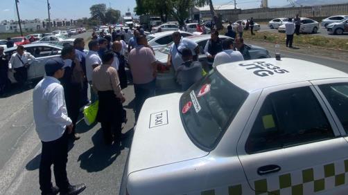 Taxistas bloquean la carretera Toluca-Tenango ¿Cuáles son sus demandas?