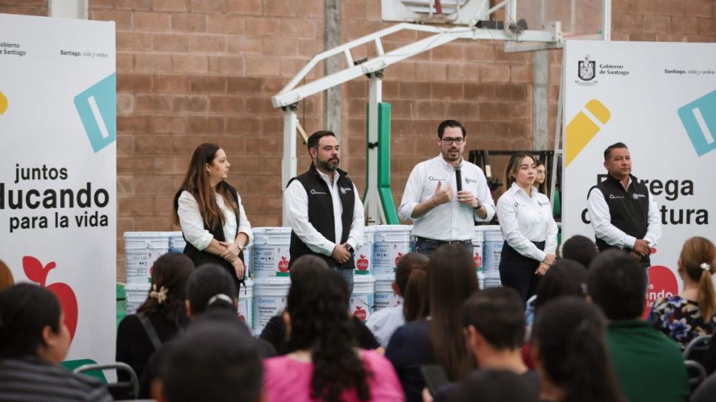 David de la Peña realiza donativo a escuelas públicas de Santiago