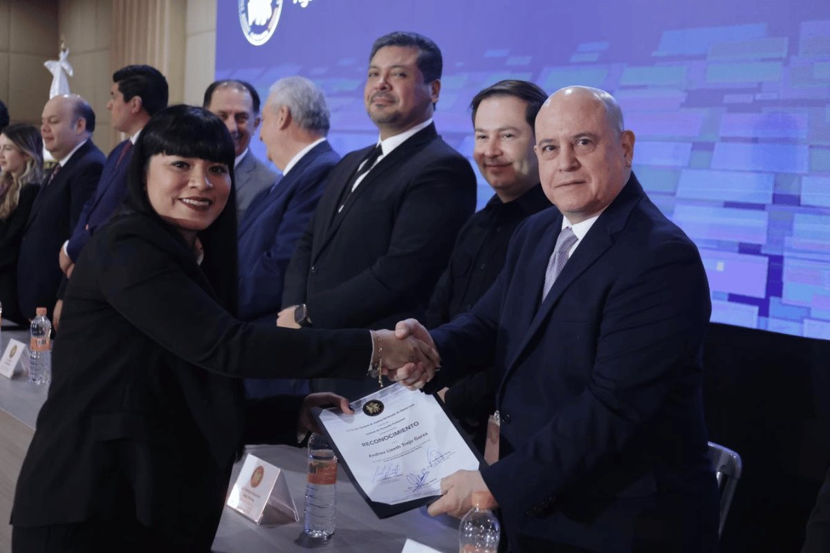 Durante la ceremonia de graduación, el Director General de la Agencia Estatal de Investigaciones, Esteban Cantú Montes, destacó el valor y la integridad de quienes han elegido esta profesión. Foto: AEI.