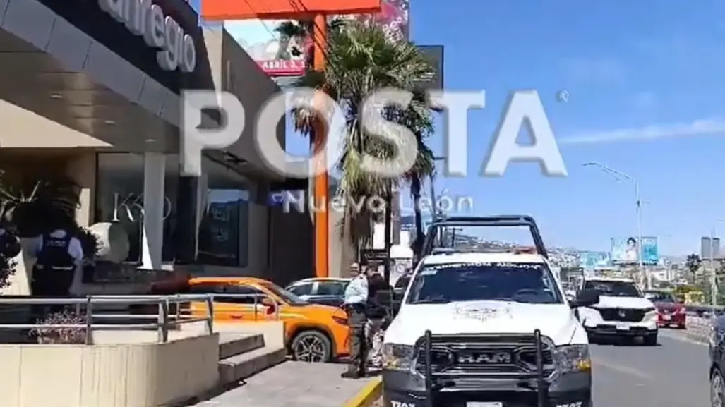 Asaltan a mujer frente a un banco en Monterrey